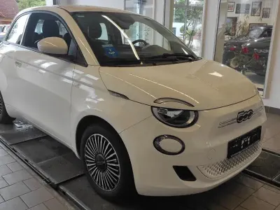 Gebraucht Fiat 500e 86 kW (118 PS) 2024 Gekato weiß Kleinwagen