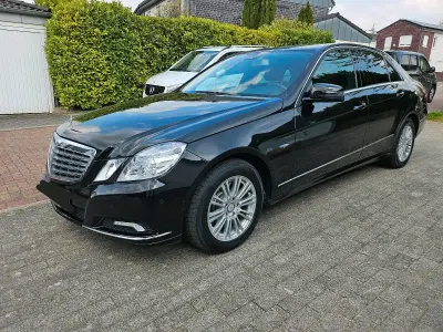 Gebraucht Mercedes E250 Avantgarde 204 PS (150 kW) 2009 Schwarz Limousine