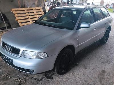 Silber Gebraucht 2001 Audi A4 Kombi | 1.300 €