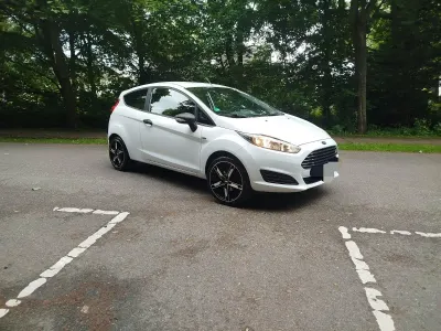 Gebraucht Ford Fiesta SYNC Edition 60 PS (44 kW) 2015 Weiß Kleinwagen