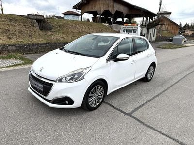 Gebraucht Peugeot 208 Allure 110 PS (80 kW) 2016 Weiß Kleinwagen