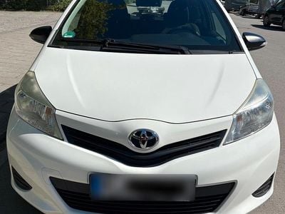 Gebraucht Toyota Yaris 69 PS (50 kW) 2012 Weiß Kleinwagen