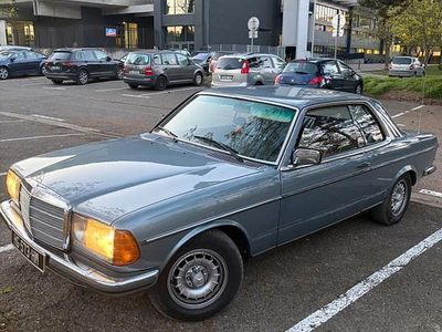 Usata Mercedes E280 261 CV (191 kW) 1977 Nero