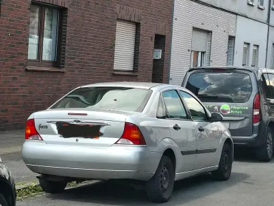 Usado Ford Focus Ghia 101 CV (74 kW) 2000 Gris Berlina