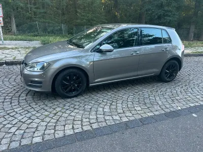 Gebraucht VW Golf VII 105 PS (77 kW) 2015 Gold Kleinwagen