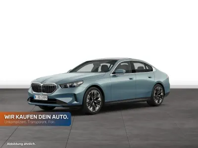 Neu BMW 520 Comfort Edition 190 PS (139 kW) 2025 Cape york grün metallic Limousine