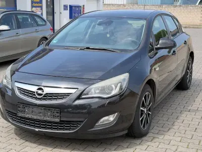 Gebraucht Opel Astra Edition 116 PS (85 kW) 2010 Schwarz Limousine