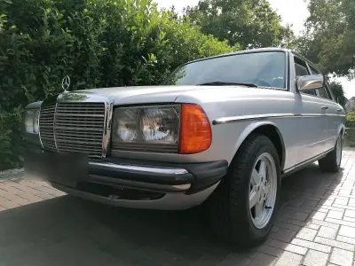 Gebraucht Mercedes E230 136 PS (100 kW) 1982 Silber Limousine