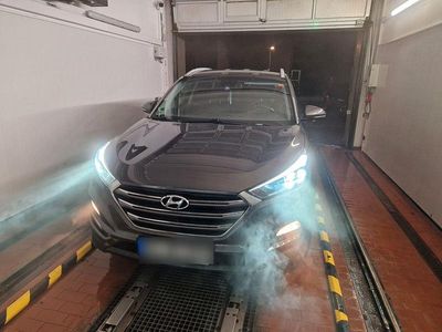 Braun Gebraucht 2016 Hyundai Tucson Premium SUV | 13.800 € (Etwas zu teuer)