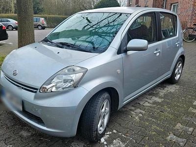 Silber Gebraucht 2006 Daihatsu Sirion Kleinwagen | 1.900 € (Fairer Preis)
