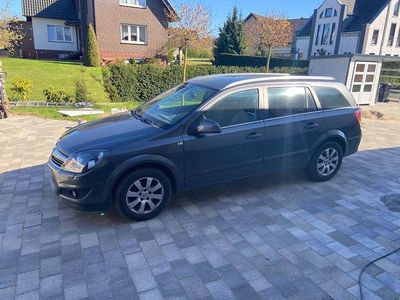 Gebraucht Opel Astra Edition 140 PS (102 kW) 2010 Grau Kombi