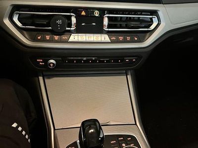 Schwarz Gebraucht 2020 BMW 318 Advantage Kombi | 18.500 €