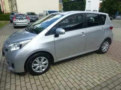 Gebraucht Toyota Verso-S Life 99 PS (72 kW) 2011 Silber Van / Kleinbus