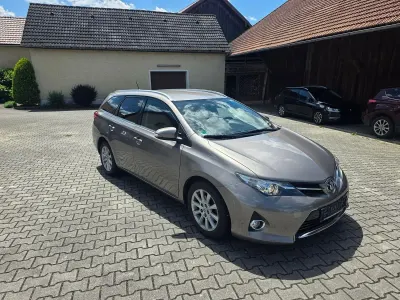 Gebraucht Toyota Auris Edition 90 PS (66 kW) 2014 Braun Kombi