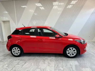 Gebraucht Hyundai i20 Select 84 PS (61 kW) 2020 Rot Kleinwagen