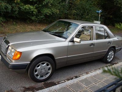 Second-hand Mercedes E230 132 CP (97 kW) 1990 Argintiu Berlinǎ