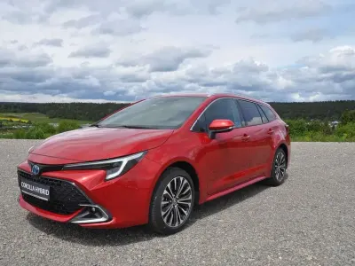 Neu Toyota Corolla 196 PS (144 kW) 2025 Rot Kombi