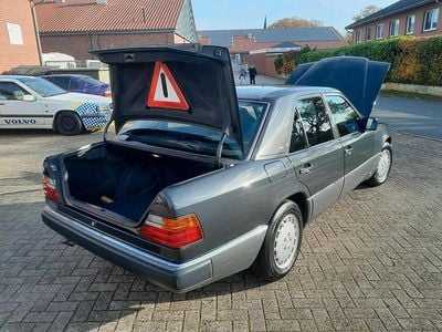Gebraucht Mercedes E260 160 PS (117 kW) 1992 Grau Limousine
