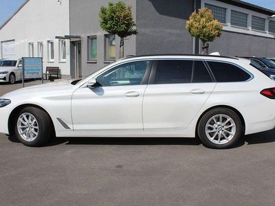 Gebraucht BMW 520 Sport Line 190 PS (139 kW) 2023 Weiß Limousine