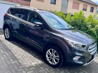 Gebraucht Ford Kuga Titanium 150 PS (110 kW) 2017 Grau SUV