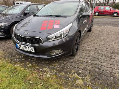 Gebraucht Kia Ceed Spirit 135 PS (99 kW) 2014 Grau Kleinwagen