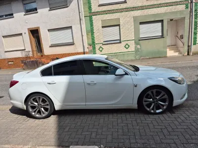 Gebraucht Opel Insignia Edition 160 PS (117 kW) 2010 Weiß Limousine