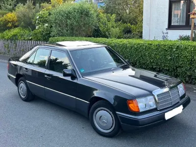 Używany Mercedes E230 136 KM (100 kW) 1992 Czarny Sedan/Limuzyna