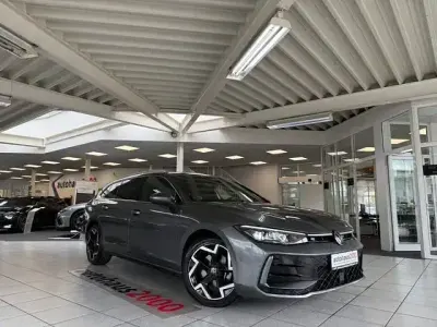 Gebraucht VW Passat R-line 150 PS (110 kW) 2025 Grau Kombi