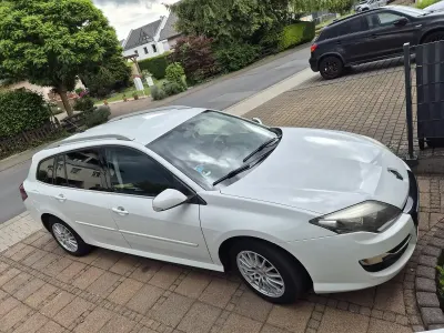 Gebraucht Renault Laguna GrandTour Expression 140 PS (102 kW) 2011 Weiß Kombi