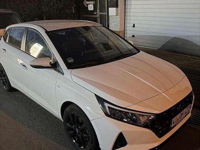 Gebraucht Hyundai i20 Intro Edition 101 PS (74 kW) 2021 Weiß Kleinwagen