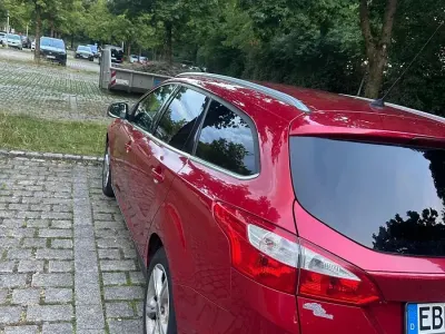 Gebraucht Ford Focus 100 PS (73 kW) 2013 Rot Kleinwagen