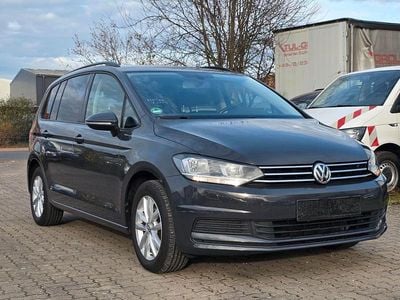 Grau Gebraucht 2016 VW Touran Van / Kleinbus | 10.900 € (Fairer Preis)