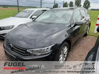 Gebraucht VW Passat 150 PS (110 kW) 2024 Deep black perleffekt Kombi