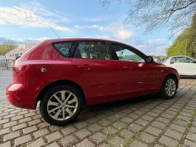 Używany Mazda 3 105 KM (77 kW) 2004 Czerwony Sedan/Limuzyna