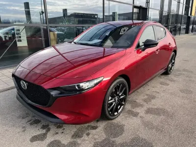 Neu Mazda 3 Homura-Line 140 PS (102 kW) 2026 Rot Limousine