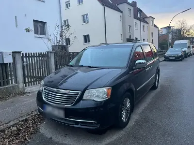 Second-hand Chrysler Town & Country 278 CP (204 kW) 2011 Negru Monovolum