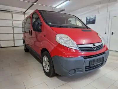 Begagnad Opel Vivaro 114 HK (83 kW) 2008 Röd Minibuss