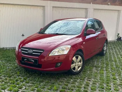 Gebraucht Kia Ceed LX 109 PS (80 kW) 2007 So red Kleinwagen