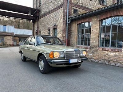 Gebraucht Mercedes E230 136 PS (100 kW) 1981 Grün Limousine