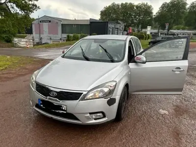 Gebraucht Kia Ceed 109 PS (80 kW) 2009 Silber Kleinwagen
