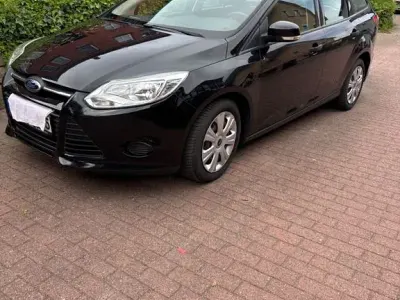 Gebraucht Ford Focus 101 PS (74 kW) 2014 Schwarz Limousine