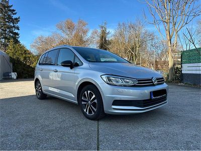 Grau Gebraucht 2019 VW Touran IQ Drive Van / Kleinbus | 16.500 € (Etwas zu teuer)