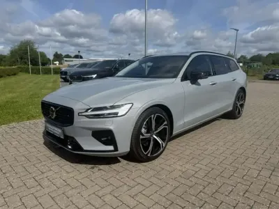 Gebraucht Volvo V60 Plus 197 PS (144 kW) 2025 Vapour grey Kombi