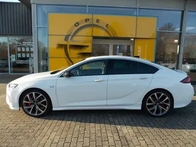 Gebraucht Opel Insignia Sport 230 PS (169 kW) 2021 Schneeweiss/summitwhite/arctic Limousine