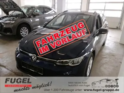 Gebraucht VW Golf VIII Life 116 PS (85 kW) 2022 Atlantik blue metallic Kombi