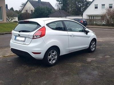 Gebraucht Ford Fiesta Trend 65 PS (47 kW) 2014 Weiß Kleinwagen