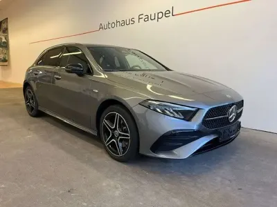 Gebraucht Mercedes A250 AMG line 163 PS (119 kW) 2025 Mountaingrau Limousine