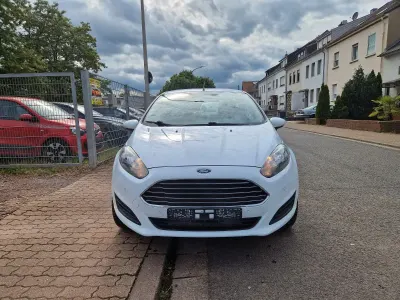 Gebraucht Ford Fiesta Trend 82 PS (60 kW) 2014 Weiß Kleinwagen