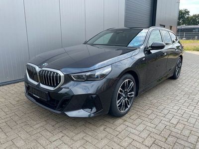 Gebraucht BMW 540 Performance 303 PS (222 kW) 2024 Sophistograu brillanteffekt me Kombi