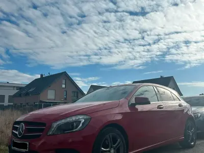 Gebraucht Mercedes A180 122 PS (89 kW) 2013 Rot Limousine